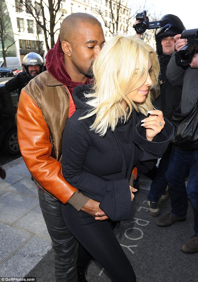 Δεν κρατιέται ο Κάνι Γουέστ: Πιάνει τα οπίσθια της Καρντάσιαν στη μέση του δρόμου [εικόνες] | iefimerida.gr 1