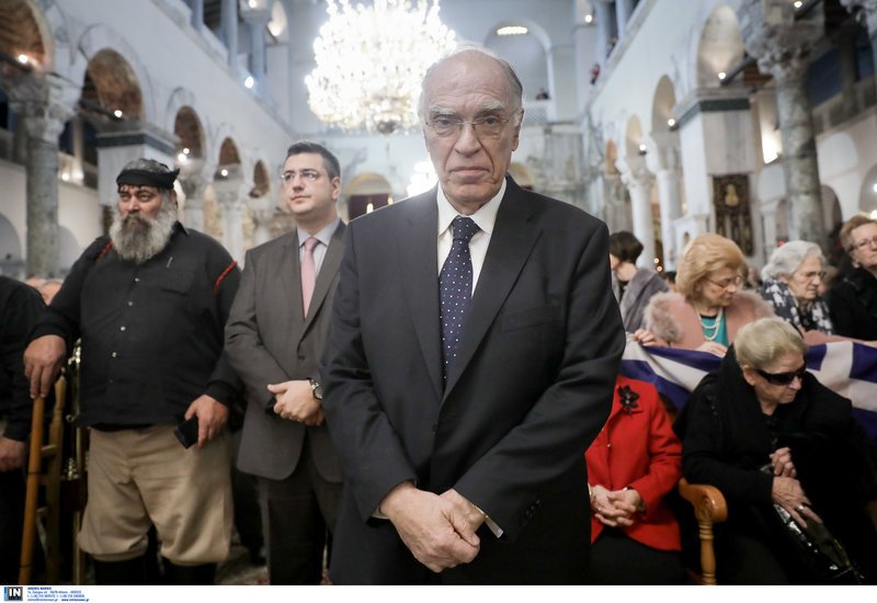 Λεβέντης, Ζουράρις, Τζιτζικώστας στην πρώτη σειρά της θείας Λειτουργίας του Ανθιμου για το Σκοπιανό [εικόνες] | iefimerida.gr 2