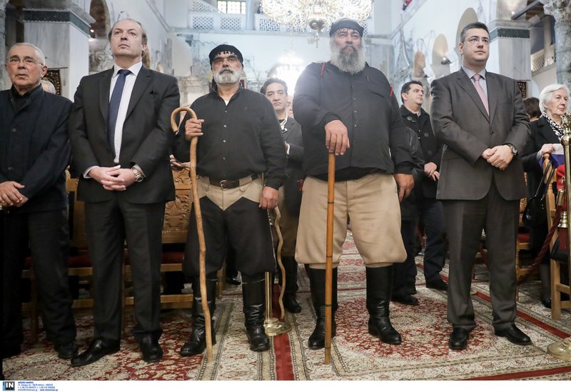 Λεβέντης, Ζουράρις, Τζιτζικώστας στην πρώτη σειρά της θείας Λειτουργίας του Ανθιμου για το Σκοπιανό [εικόνες] | iefimerida.gr 6