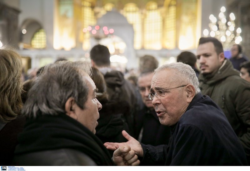 Λεβέντης, Ζουράρις, Τζιτζικώστας στην πρώτη σειρά της θείας Λειτουργίας του Ανθιμου για το Σκοπιανό [εικόνες] | iefimerida.gr 1