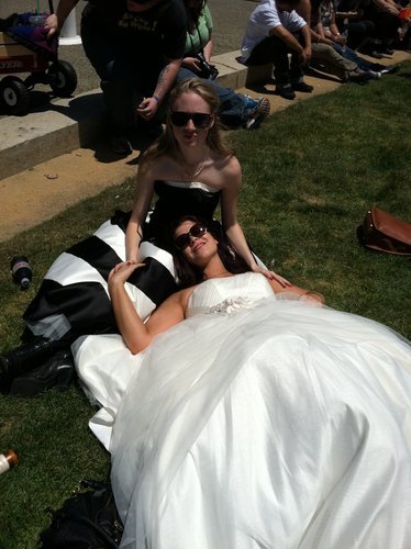 Εγινε viral -H φωτογραφία με τις ομοφυλόφιλες που ανακοίνωσαν ότι περιμένουν παιδί [εικόνα] | iefimerida.gr 1