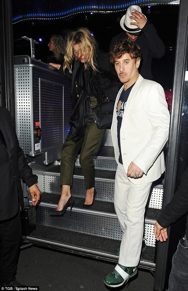 Σε κακό χάλι η Κέιτ Μος μετά από πάρτι -Τη βοηθούσε η Lady Gaga [εικόνες] | iefimerida.gr 3