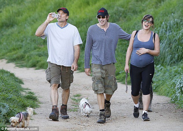 Η Μίλα Γιόβοβιτς πάει για πεζοπορία με τη φουσκωμένη της κοιλίτσα  [εικόνες] | iefimerida.gr 2