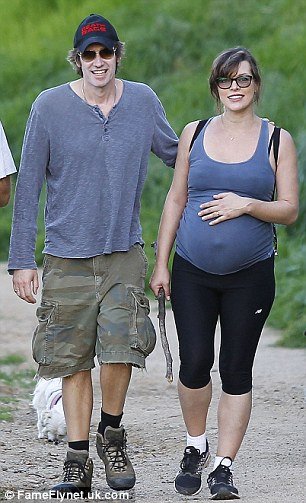 Η Μίλα Γιόβοβιτς πάει για πεζοπορία με τη φουσκωμένη της κοιλίτσα  [εικόνες] | iefimerida.gr 1