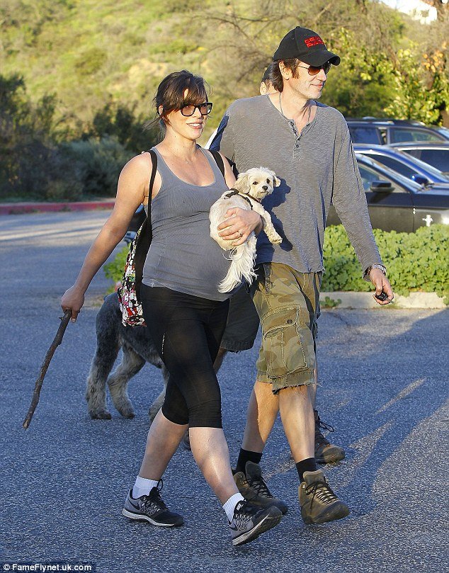 Η Μίλα Γιόβοβιτς πάει για πεζοπορία με τη φουσκωμένη της κοιλίτσα  [εικόνες] | iefimerida.gr 5