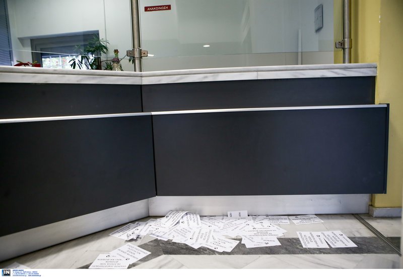 Εισβολή του Ρουβίκωνα σε εφορία στο Παγκράτι [εικόνες] | iefimerida.gr 5