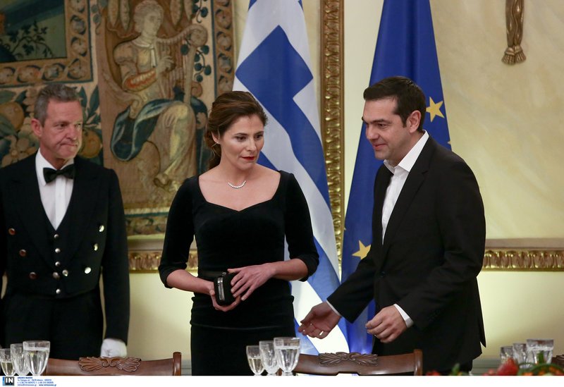 Με μαύρα outfits στο Προεδρικό Περιστέρα και Μαρέβα -Το κόκκινο σακάκι της Βλασίας Παυλοπούλου [εικόνες] | iefimerida.gr 2