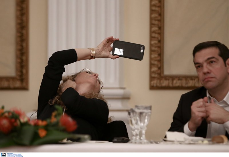 Με μαύρα outfits στο Προεδρικό Περιστέρα και Μαρέβα -Το κόκκινο σακάκι της Βλασίας Παυλοπούλου [εικόνες] | iefimerida.gr 12