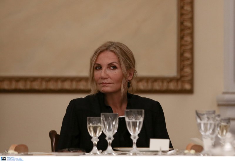 Με μαύρα outfits στο Προεδρικό Περιστέρα και Μαρέβα -Το κόκκινο σακάκι της Βλασίας Παυλοπούλου [εικόνες] | iefimerida.gr 6