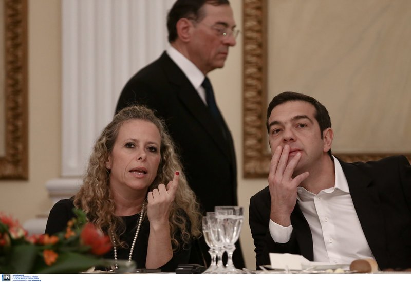 Με μαύρα outfits στο Προεδρικό Περιστέρα και Μαρέβα -Το κόκκινο σακάκι της Βλασίας Παυλοπούλου [εικόνες] | iefimerida.gr 13