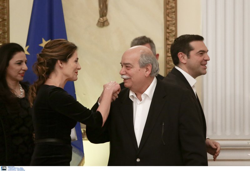 Με μαύρα outfits στο Προεδρικό Περιστέρα και Μαρέβα -Το κόκκινο σακάκι της Βλασίας Παυλοπούλου [εικόνες] | iefimerida.gr 10