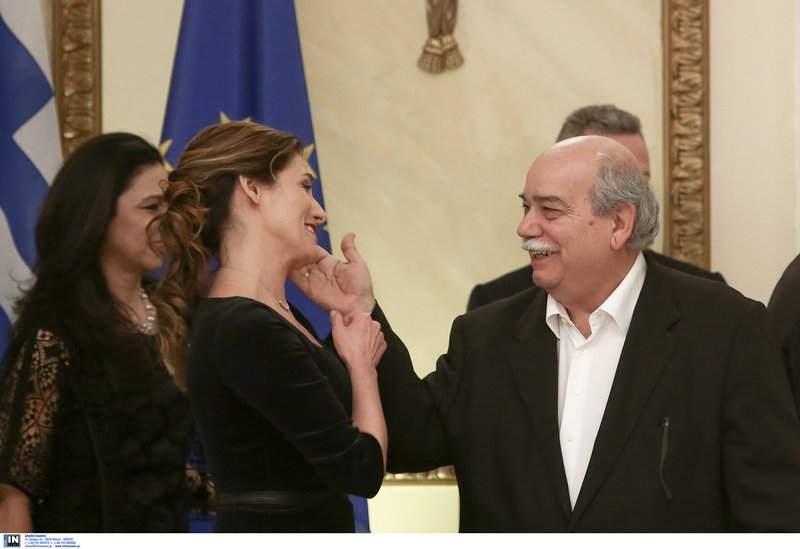 Με μαύρα outfits στο Προεδρικό Περιστέρα και Μαρέβα -Το κόκκινο σακάκι της Βλασίας Παυλοπούλου [εικόνες] | iefimerida.gr 11