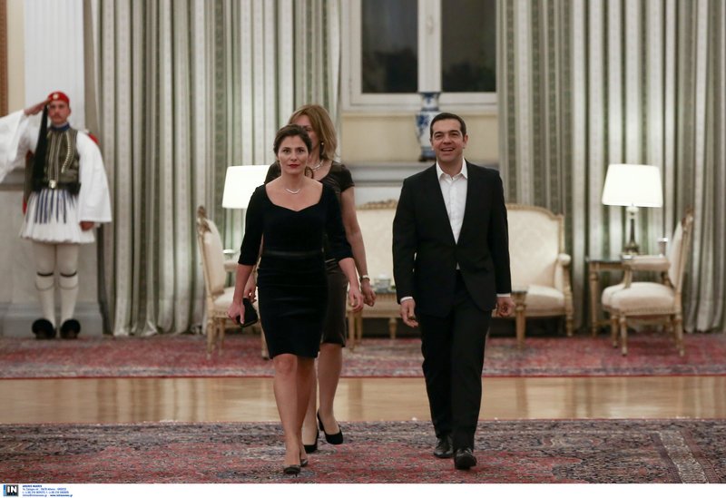 Με μαύρα outfits στο Προεδρικό Περιστέρα και Μαρέβα -Το κόκκινο σακάκι της Βλασίας Παυλοπούλου [εικόνες] | iefimerida.gr 1