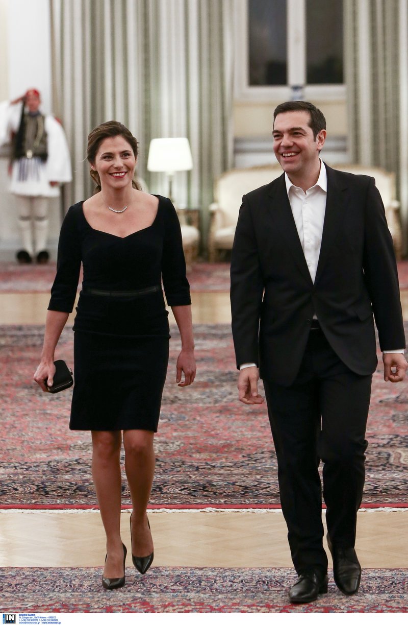 Με μαύρα outfits στο Προεδρικό Περιστέρα και Μαρέβα -Το κόκκινο σακάκι της Βλασίας Παυλοπούλου [εικόνες] | iefimerida.gr 0