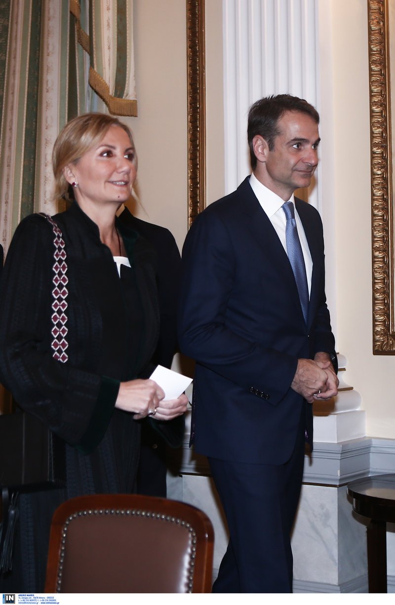 Με μαύρα outfits στο Προεδρικό Περιστέρα και Μαρέβα -Το κόκκινο σακάκι της Βλασίας Παυλοπούλου [εικόνες] | iefimerida.gr 4