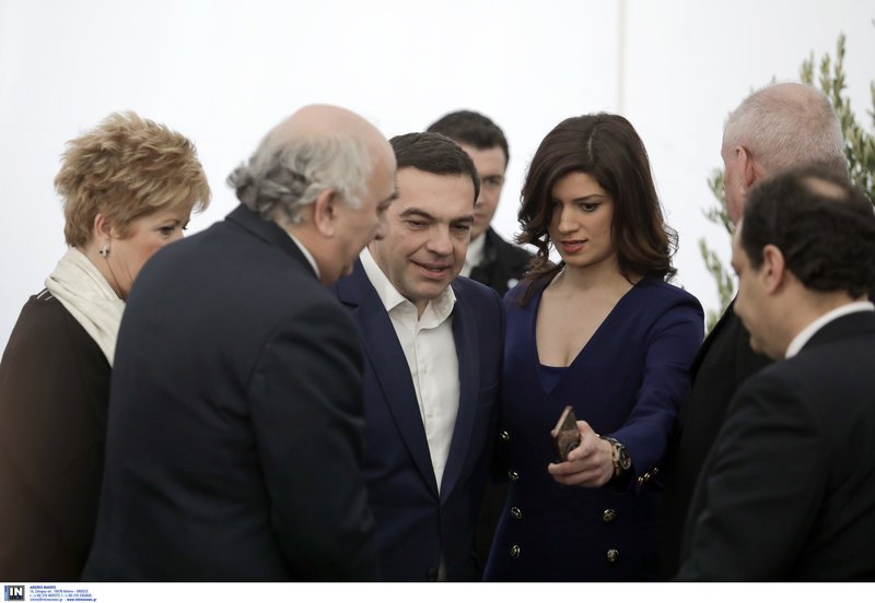 Ο Τσίπρας με φτυάρι, η Νοτοπούλου στα μπλε -Οσα έγιναν στην τελετή θεμελίωσης του Μουσείου Ολοκαυτώματος [εικόνες] | iefimerida.gr 5