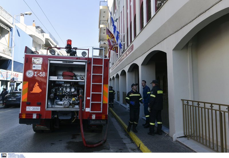 Απεγκλωβίστηκαν 2 άτομα από την πυρκαγιά στο Πνευματικό Κέντρο στην Π. Ράλλη [εικόνες] | iefimerida.gr 0