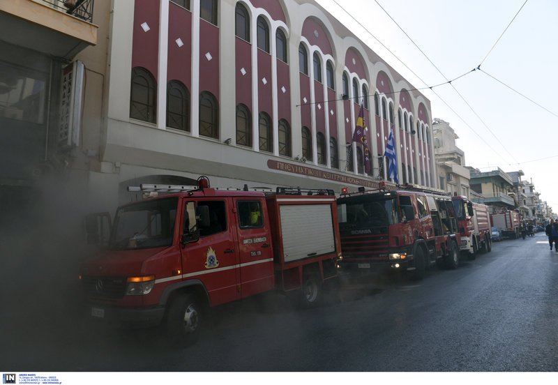 Απεγκλωβίστηκαν 2 άτομα από την πυρκαγιά στο Πνευματικό Κέντρο στην Π. Ράλλη [εικόνες] | iefimerida.gr 1
