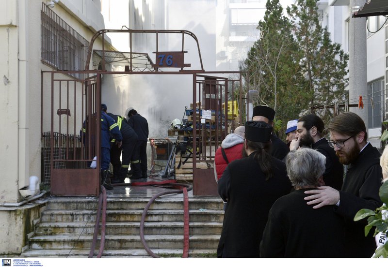 Απεγκλωβίστηκαν 2 άτομα από την πυρκαγιά στο Πνευματικό Κέντρο στην Π. Ράλλη [εικόνες] | iefimerida.gr 2