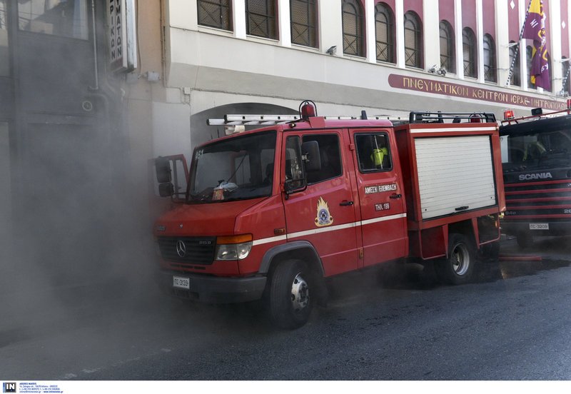 Απεγκλωβίστηκαν 2 άτομα από την πυρκαγιά στο Πνευματικό Κέντρο στην Π. Ράλλη [εικόνες] | iefimerida.gr 3