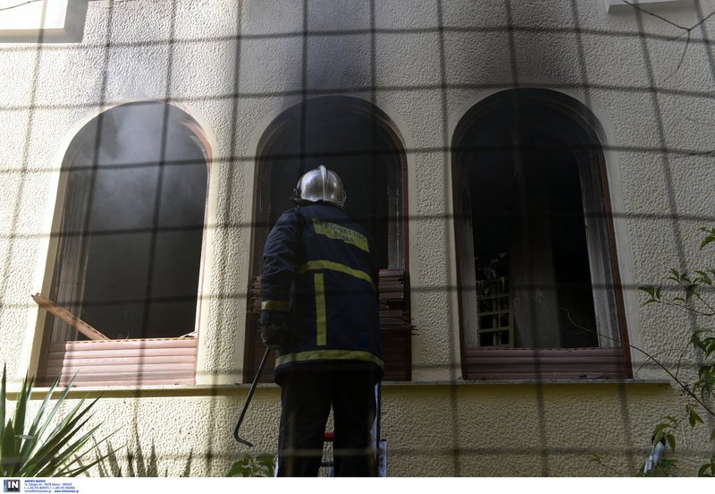 Απεγκλωβίστηκαν 2 άτομα από την πυρκαγιά στο Πνευματικό Κέντρο στην Π. Ράλλη [εικόνες] | iefimerida.gr 5