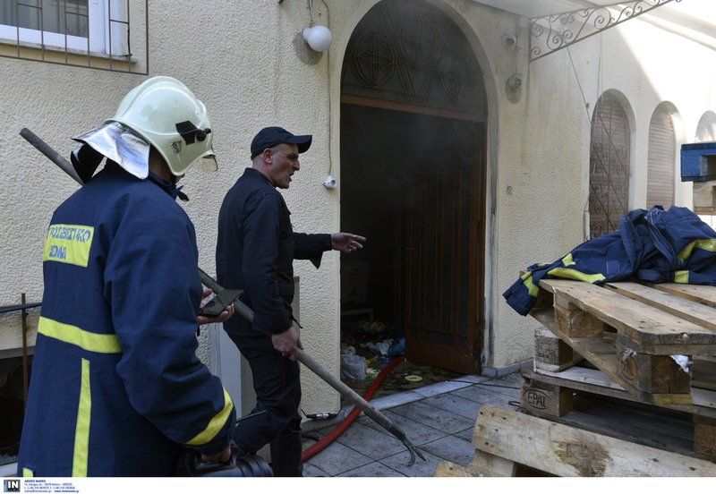 Απεγκλωβίστηκαν 2 άτομα από την πυρκαγιά στο Πνευματικό Κέντρο στην Π. Ράλλη [εικόνες] | iefimerida.gr 6