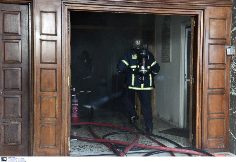Απεγκλωβίστηκαν 2 άτομα από την πυρκαγιά στο Πνευματικό Κέντρο στην Π. Ράλλη [εικόνες] | iefimerida.gr 8