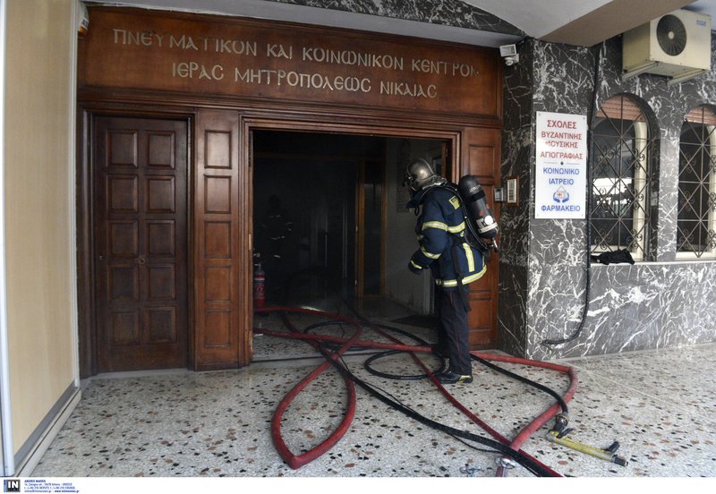 Απεγκλωβίστηκαν 2 άτομα από την πυρκαγιά στο Πνευματικό Κέντρο στην Π. Ράλλη [εικόνες] | iefimerida.gr 7