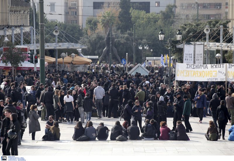Ολοκληρώθηκε η αντιφασιστική συγκέντρωση στα Προπύλαια [εικόνες] | iefimerida.gr 9