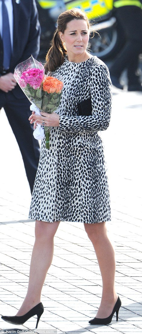 Το μίνι της εγκύου -Η Κέιτ Μίντλετον στον 8ο μήνα με το αγαπημένο της ρούχο [εικόνες] | iefimerida.gr 1