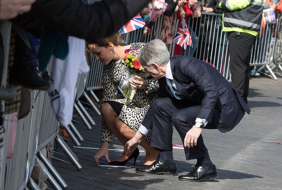 Το μίνι της εγκύου -Η Κέιτ Μίντλετον στον 8ο μήνα με το αγαπημένο της ρούχο [εικόνες] | iefimerida.gr 2