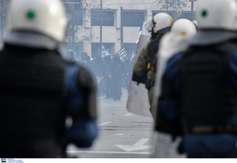 Επεισόδια και χημικά στο κέντρο: Χρυσαυγίτες κατά ΜΑΤ -Αντιεξουσιαστές χτύπησαν μοτοσικλετιστές με ελληνικές σημαίες [βίντεο] | iefimerida.gr 3