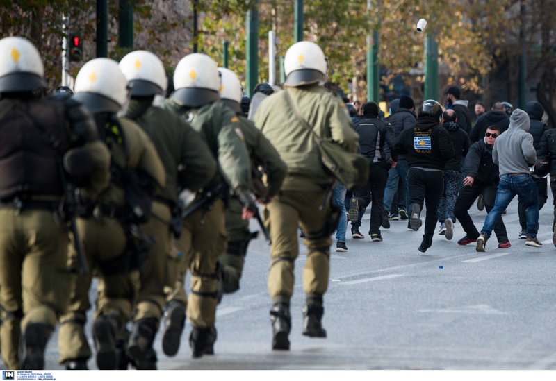 Επεισόδια και χημικά στο κέντρο: Χρυσαυγίτες κατά ΜΑΤ -Αντιεξουσιαστές χτύπησαν μοτοσικλετιστές με ελληνικές σημαίες [βίντεο] | iefimerida.gr 1