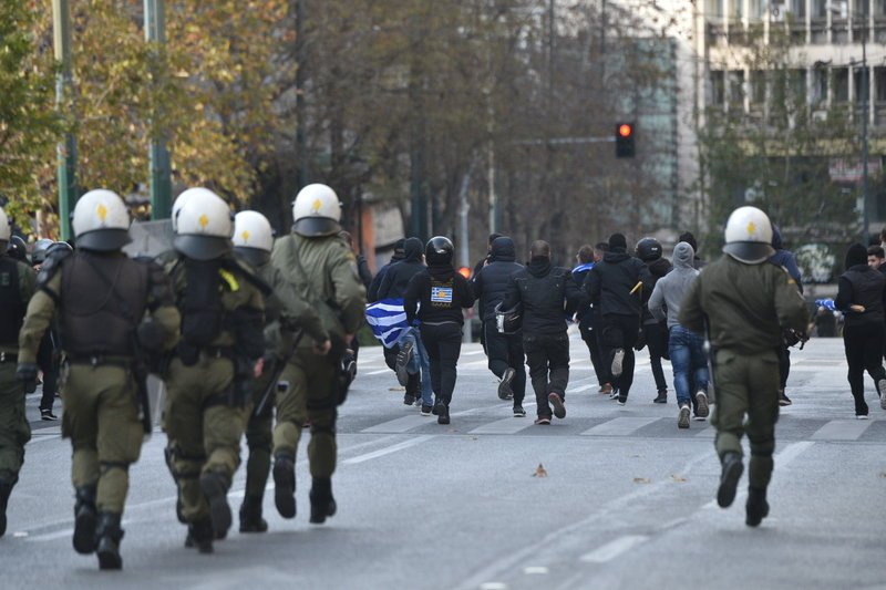 Επεισόδια και χημικά στο κέντρο: Χρυσαυγίτες κατά ΜΑΤ -Αντιεξουσιαστές χτύπησαν μοτοσικλετιστές με ελληνικές σημαίες [βίντεο] | iefimerida.gr 2
