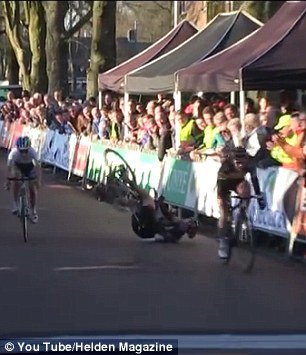 Απίστευτο: Ποδηλάτης έφαγε μπουνιά από θεατή στη γραμμή τερματισμού -Σύρθηκε για να τερματίσει [βίντεο] | iefimerida.gr 1