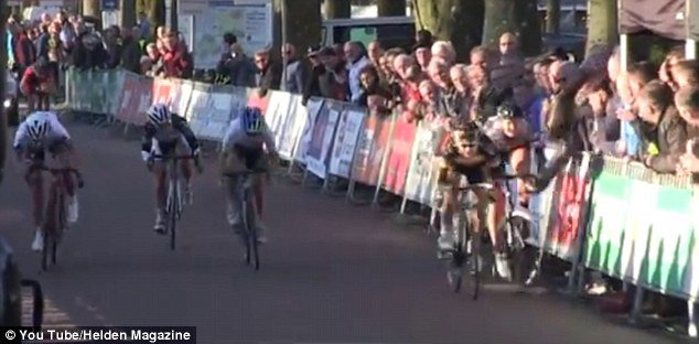 Απίστευτο: Ποδηλάτης έφαγε μπουνιά από θεατή στη γραμμή τερματισμού -Σύρθηκε για να τερματίσει [βίντεο] | iefimerida.gr 0