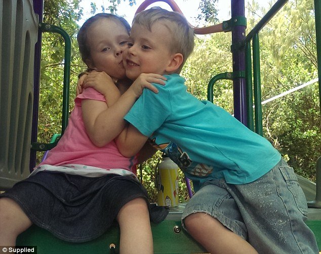 Συγκλονιστικές εικόνες: Πρόωρο μωρό που είχε σταματήσει να αναπνέει ζωντάνεψε μόλις το πήρε αγκαλιά η μητέρα του [εικόνες] | iefimerida.gr 7