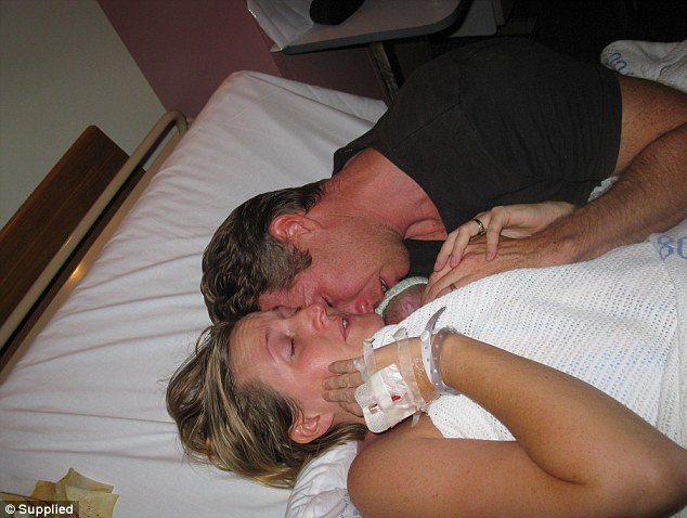 Συγκλονιστικές εικόνες: Πρόωρο μωρό που είχε σταματήσει να αναπνέει ζωντάνεψε μόλις το πήρε αγκαλιά η μητέρα του [εικόνες] | iefimerida.gr 0