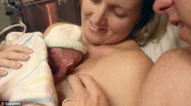 Συγκλονιστικές εικόνες: Πρόωρο μωρό που είχε σταματήσει να αναπνέει ζωντάνεψε μόλις το πήρε αγκαλιά η μητέρα του [εικόνες] | iefimerida.gr 3