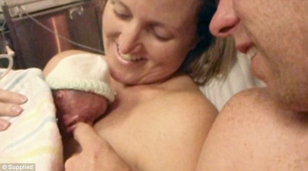 Συγκλονιστικές εικόνες: Πρόωρο μωρό που είχε σταματήσει να αναπνέει ζωντάνεψε μόλις το πήρε αγκαλιά η μητέρα του [εικόνες] | iefimerida.gr 4