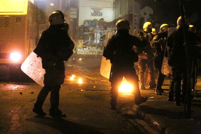 Κλεφτοπόλεμος ΜΑΤ-Κουκουλοφόρων στα Εξάρχεια [εικόνες & βίντεο] | iefimerida.gr 3