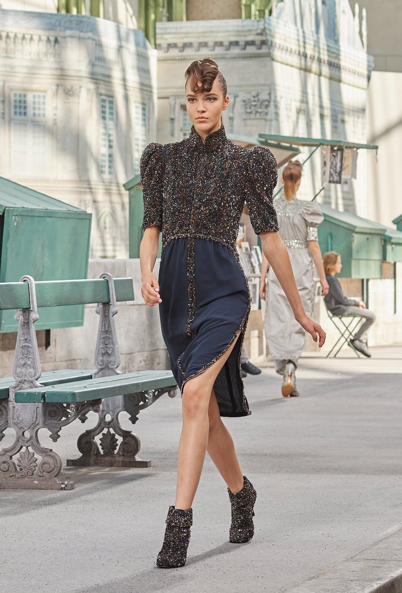 Βαθύ μπλε για τις βραδινές δημιουργίες, με έντονες λάμψεις.