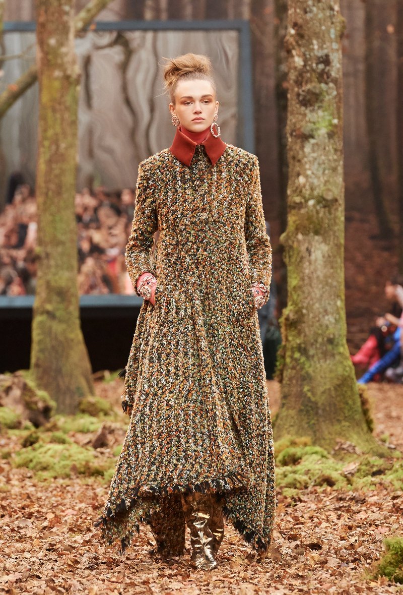 Αυτός είναι ο λόγος που οι γυναίκες θέλουν να έρθει ο επόμενος χειμώνας -Τον βρήκαμε στο δάσος της Chanel [εικόνες] | iefimerida.gr 13