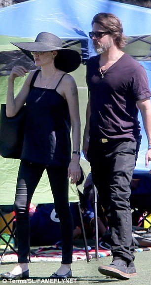 H Τζολί μετά την επέμβαση αφαίρεσης ωοθηκών [εικόνες] | iefimerida.gr 5