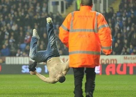 Ο πιο τρελός εισβολέας σε γήπεδο [εικόνες & βίντεο] | iefimerida.gr 2