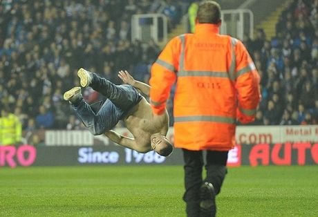 Ο πιο τρελός εισβολέας σε γήπεδο [εικόνες & βίντεο] | iefimerida.gr 0