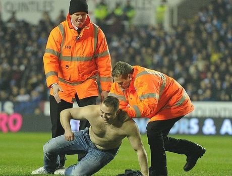 Ο πιο τρελός εισβολέας σε γήπεδο [εικόνες & βίντεο] | iefimerida.gr 1