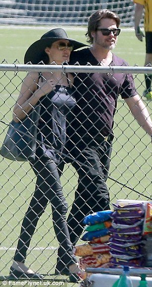 H Τζολί μετά την επέμβαση αφαίρεσης ωοθηκών [εικόνες] | iefimerida.gr 4