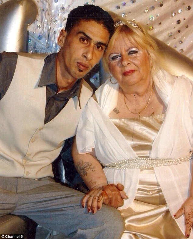 «Με εκμεταλλεύτηκε»: Εξαλλη 64χρονη βγαίνει σε ριάλιτι και κλαίει γιατί την παράτησε ο 26χρονος σύζυγός της [εικόνες] | iefimerida.gr 0