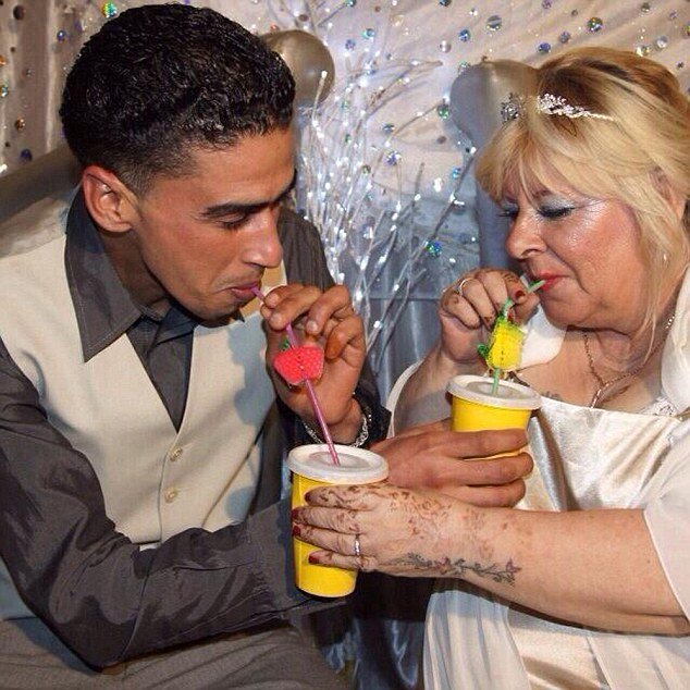 «Με εκμεταλλεύτηκε»: Εξαλλη 64χρονη βγαίνει σε ριάλιτι και κλαίει γιατί την παράτησε ο 26χρονος σύζυγός της [εικόνες] | iefimerida.gr 1